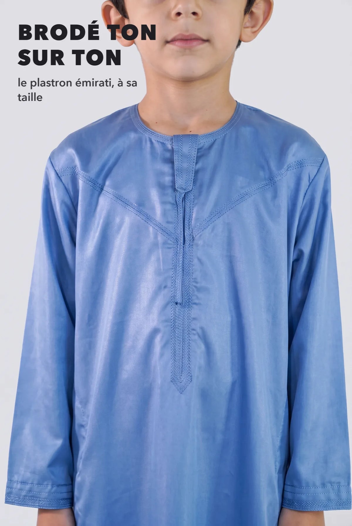 Macro sur le plastron émirati brodé ton sur ton du Zaid bleu