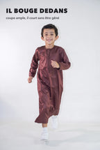Qamis enfant Zaid bordeaux en mouvement, coupe ample