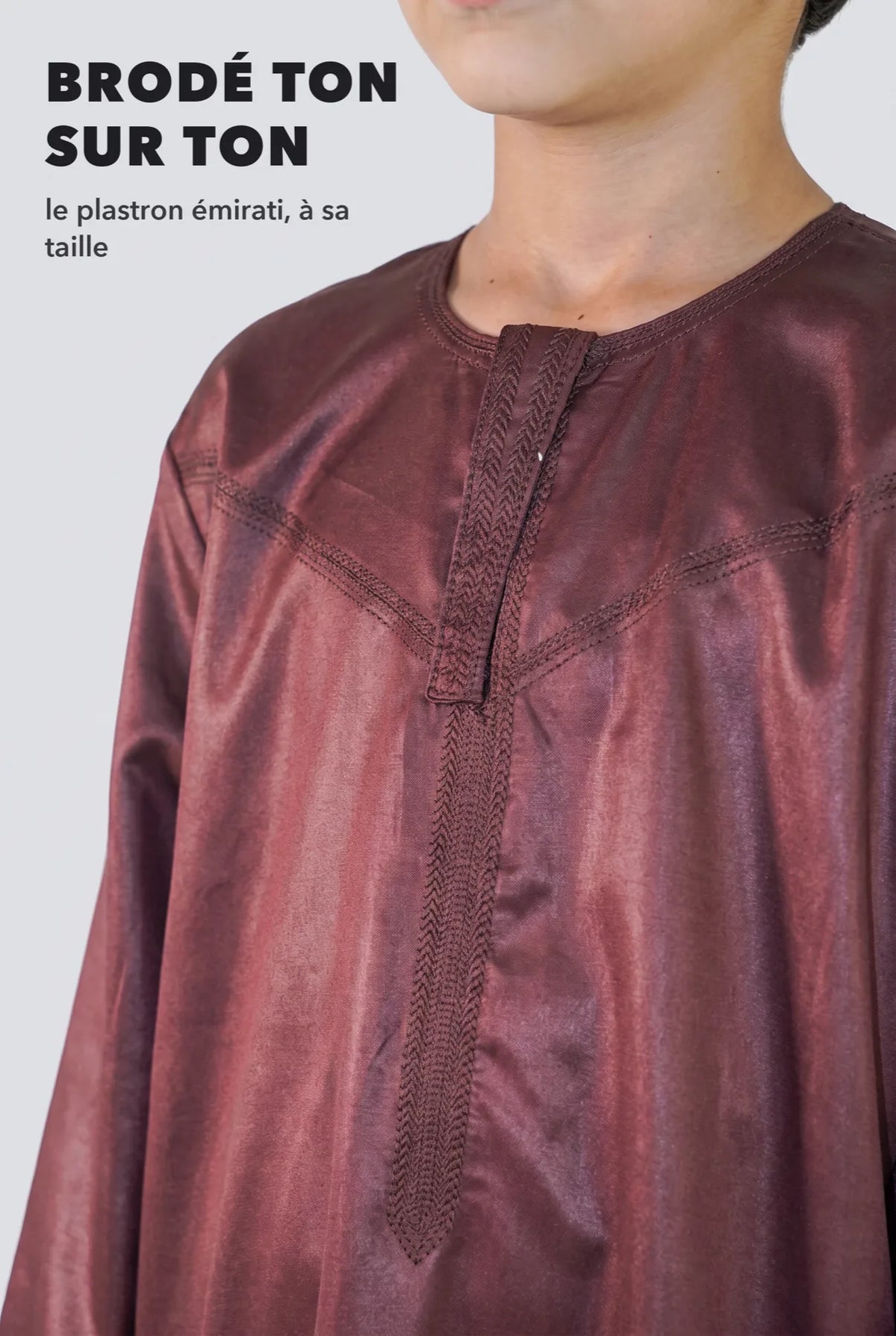 Macro sur le plastron émirati brodé ton sur ton du Zaid bordeaux