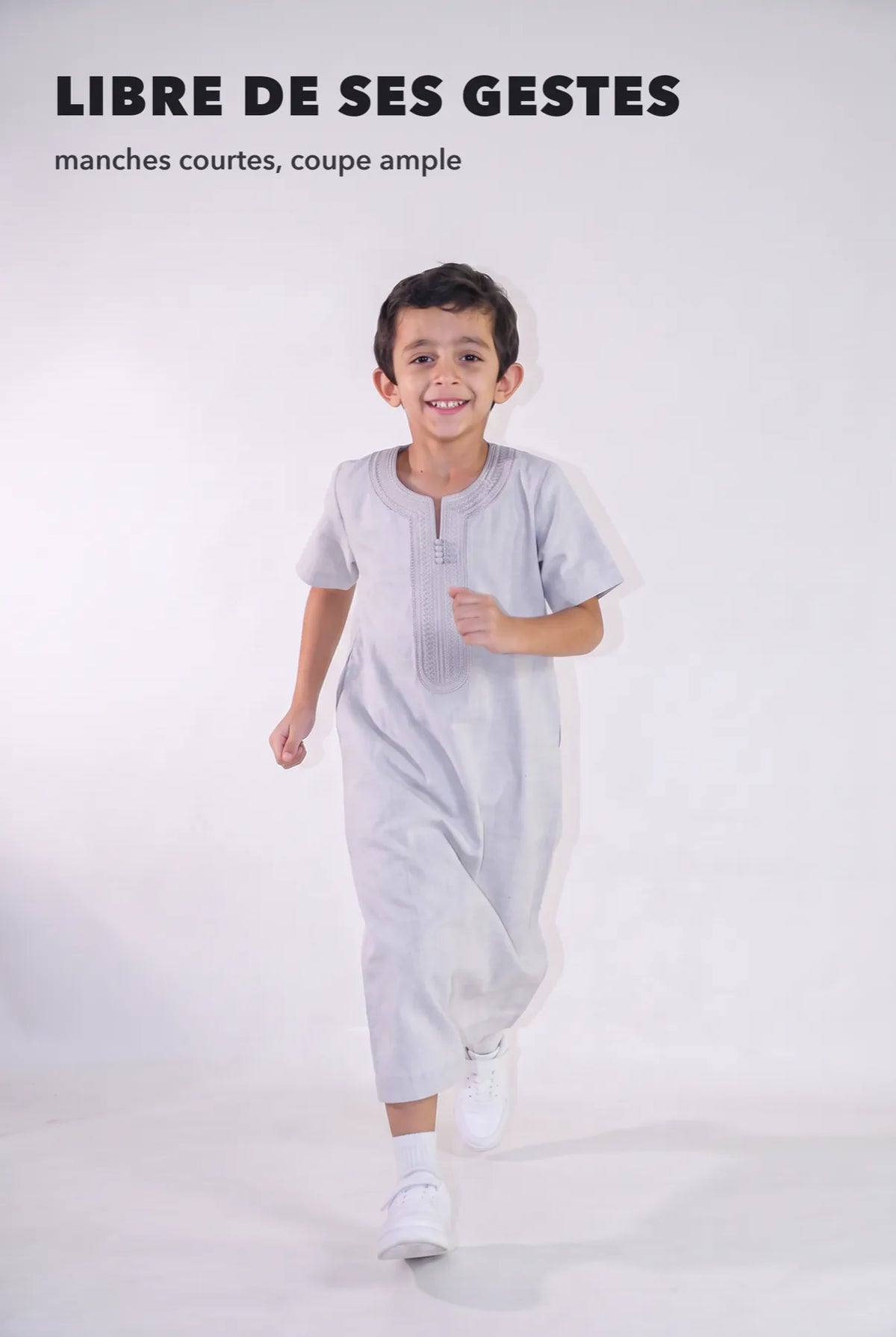 Qamis enfant Anas gris en mouvement, manches courtes et coupe ample