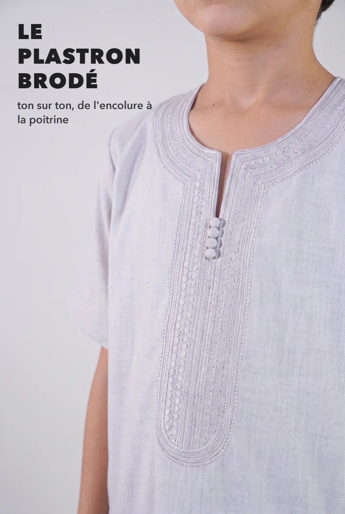 Macro sur le plastron brodé ton sur ton du qamis enfant Anas gris