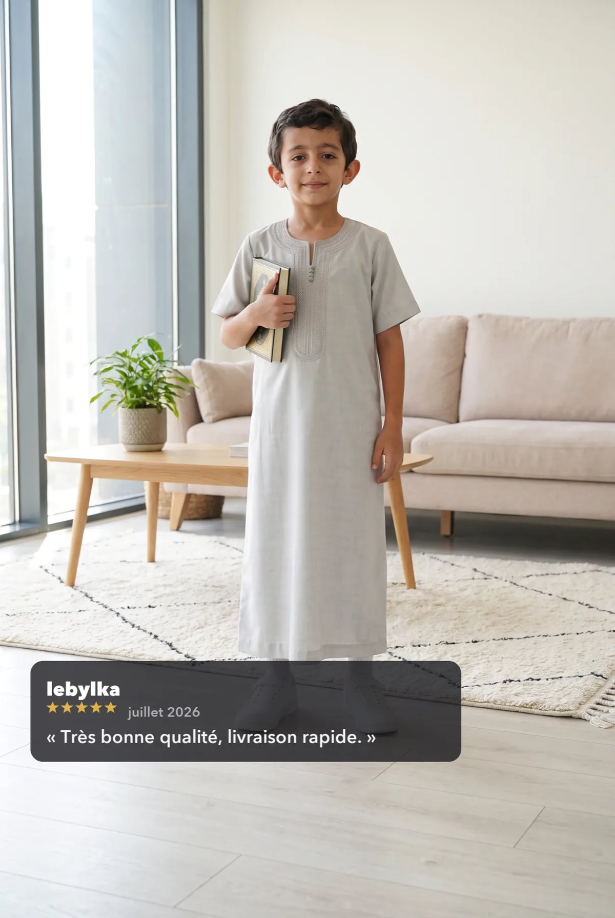 Qamis enfant Anas gris porté à la maison, avec un avis client