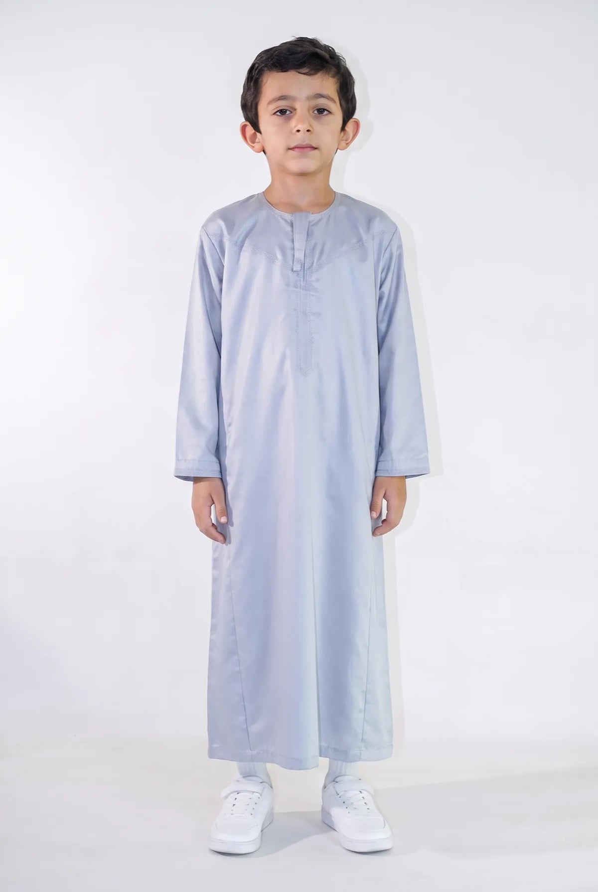 Qamis enfant Zaid gris satiné porté de face, émirati brodé ton sur ton