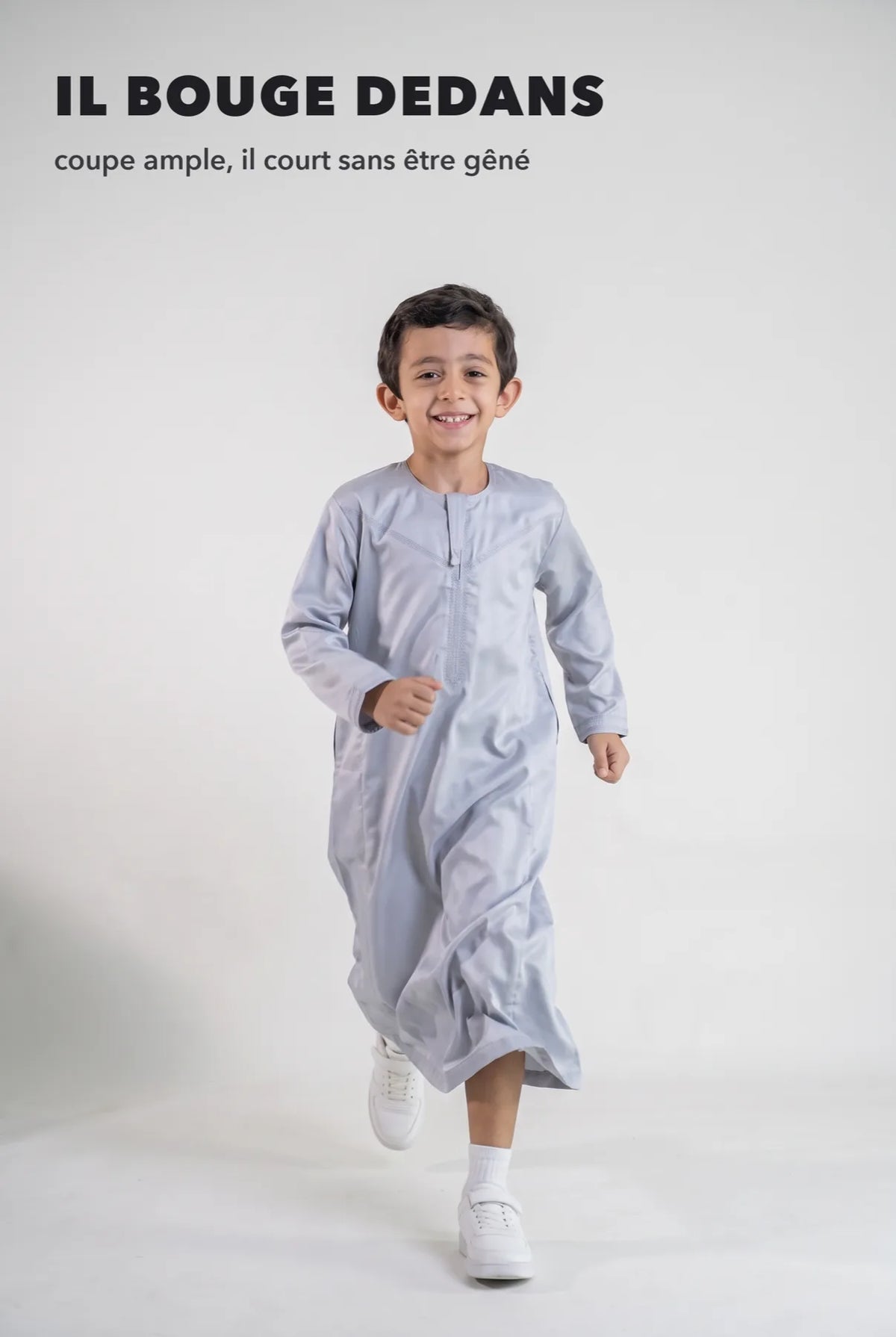 Qamis enfant Zaid gris en mouvement, coupe ample