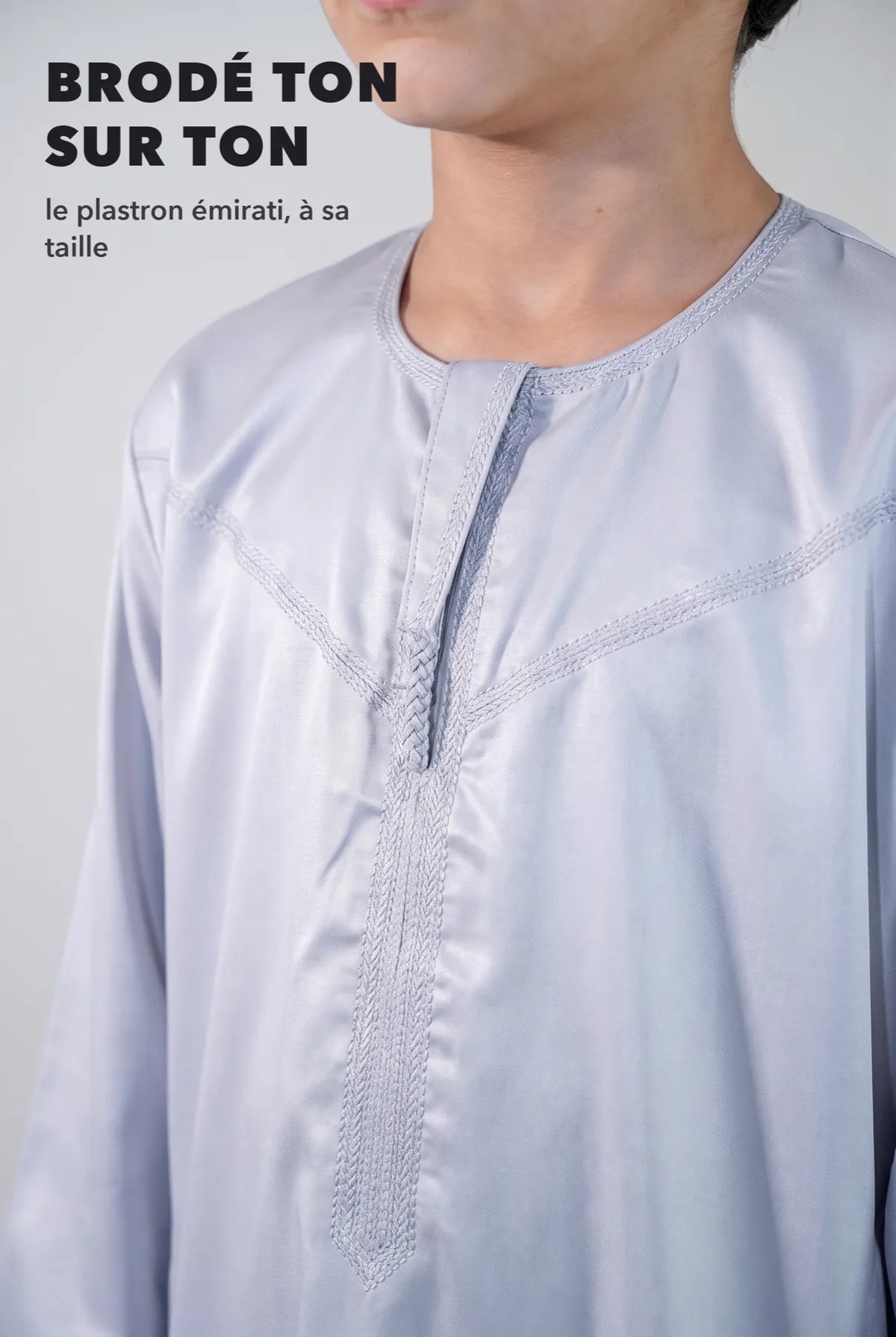Macro sur le plastron émirati brodé ton sur ton du Zaid gris