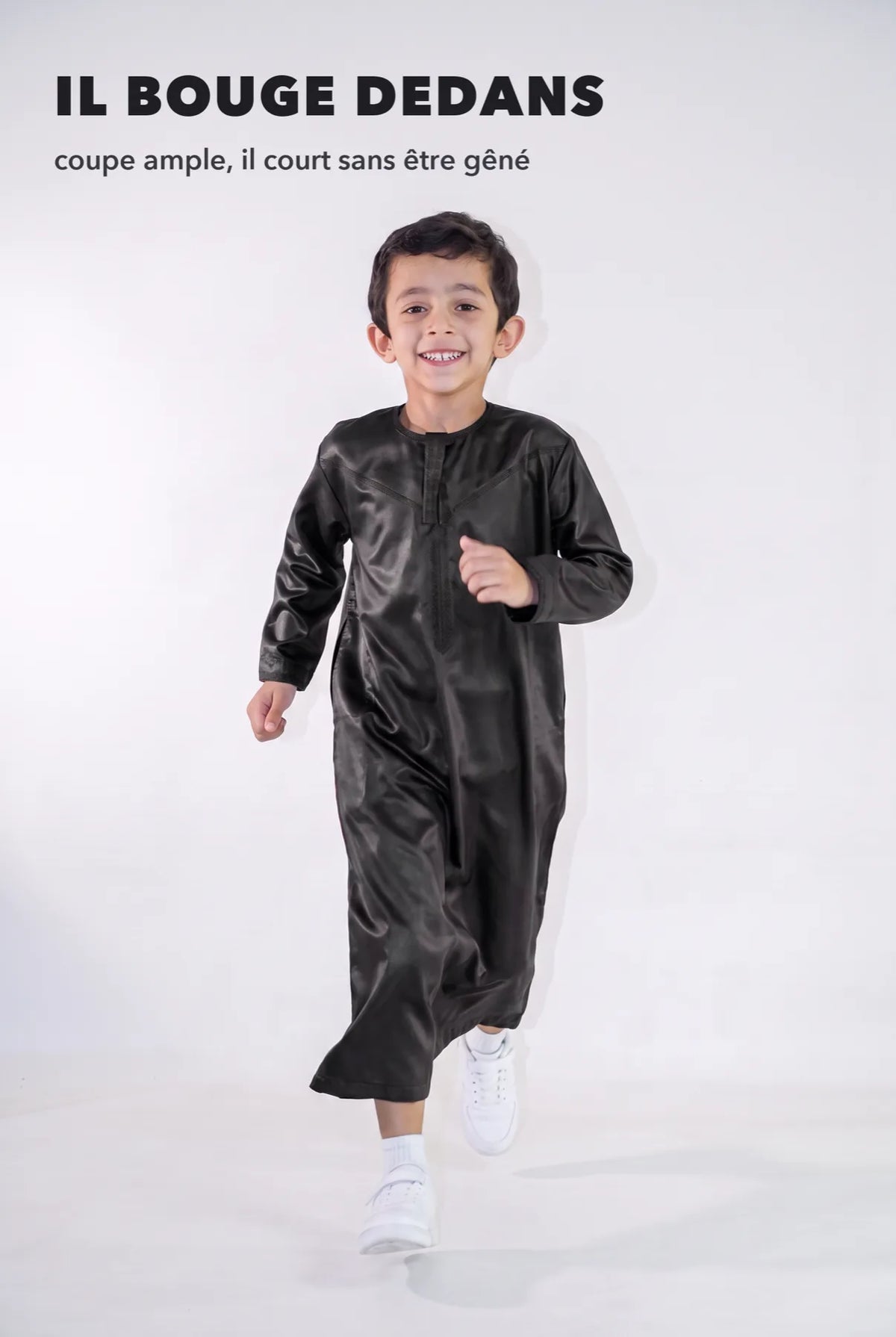 Qamis enfant Zaid noir en mouvement, coupe ample