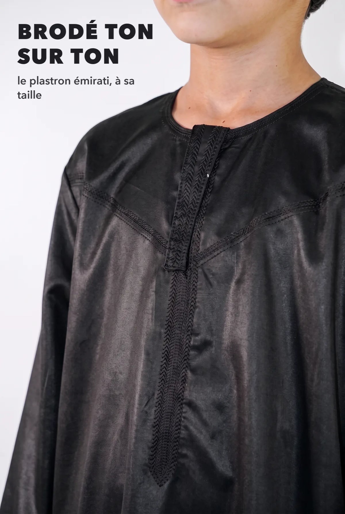 Macro sur le plastron émirati brodé ton sur ton du Zaid noir