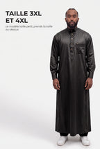Qamis Grande Taille Adam noir, disponible en 3XL et 4XL, ce modèle taille petit