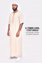 Qamis Issam beige sable vu de trois quarts, longueur cheville et coupe droite