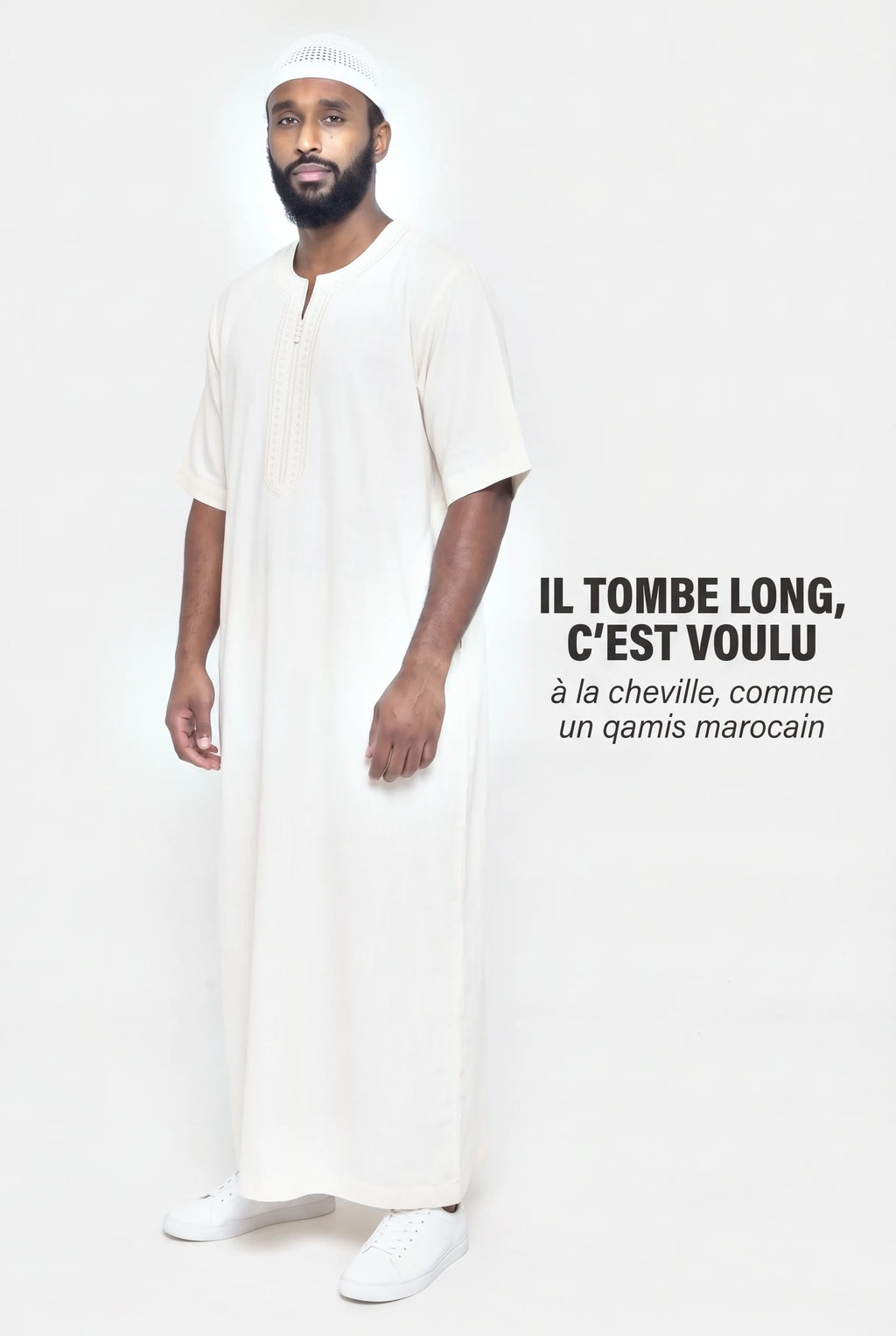 Qamis Issam blanc cassé vu de trois quarts, longueur cheville et coupe droite