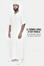 Qamis Issam blanc cassé vu de trois quarts, longueur cheville et coupe droite