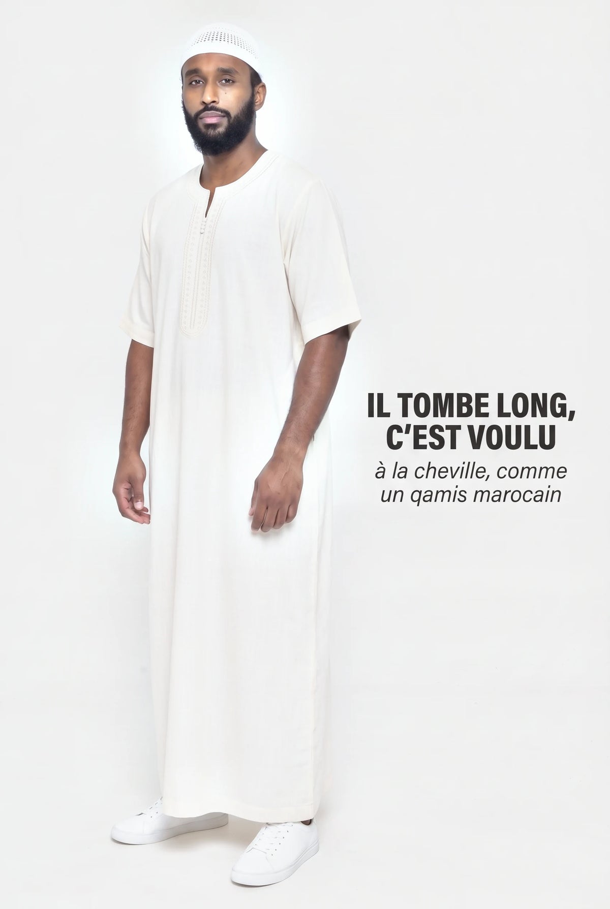 Qamis Issam blanc cassé vu de trois quarts, longueur cheville et coupe droite