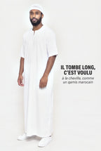 Qamis Issam blanc vu de trois quarts, longueur cheville et coupe droite