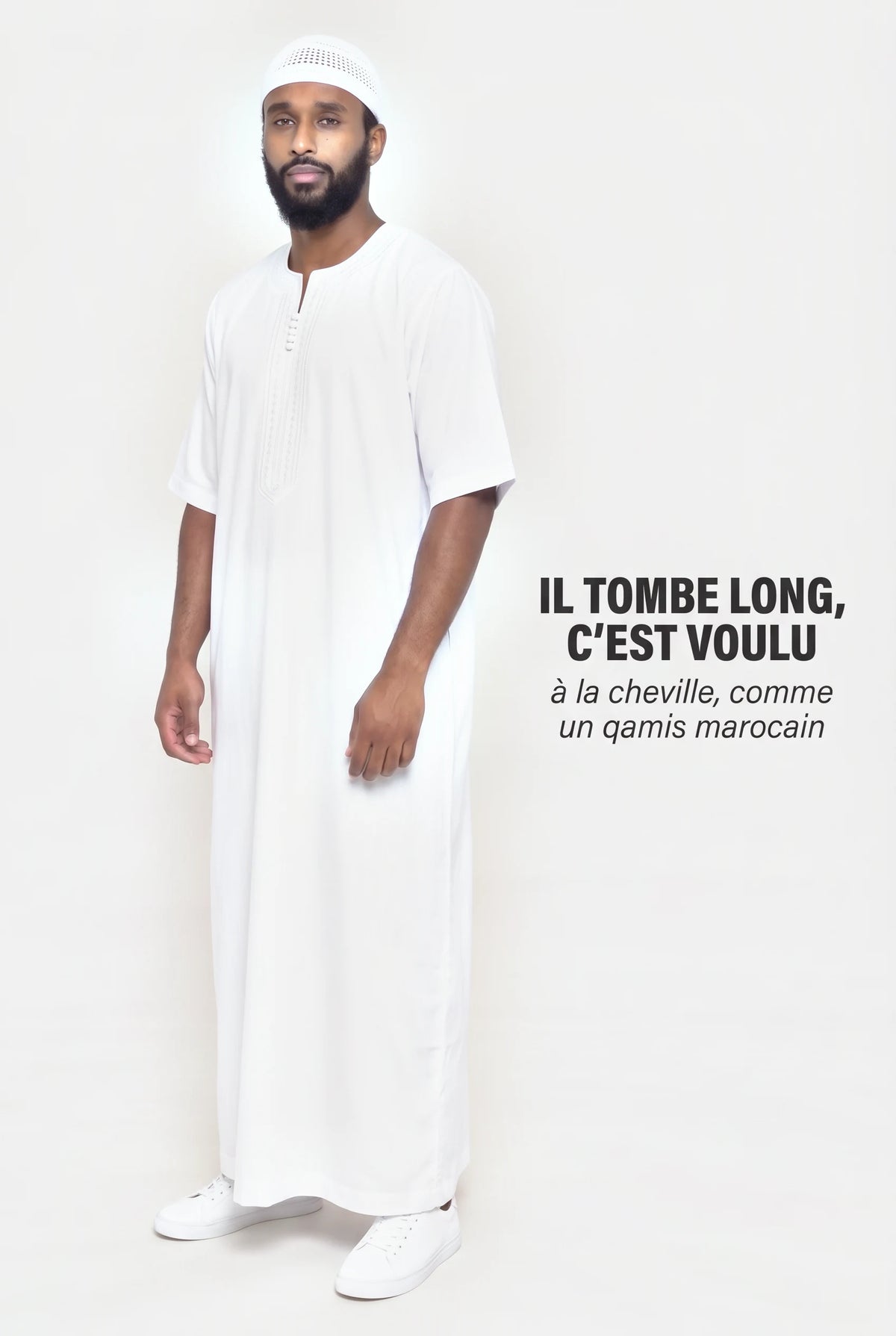 Qamis Issam blanc vu de trois quarts, longueur cheville et coupe droite