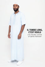 Qamis Issam bleu clair vu de trois quarts, longueur cheville et coupe droite