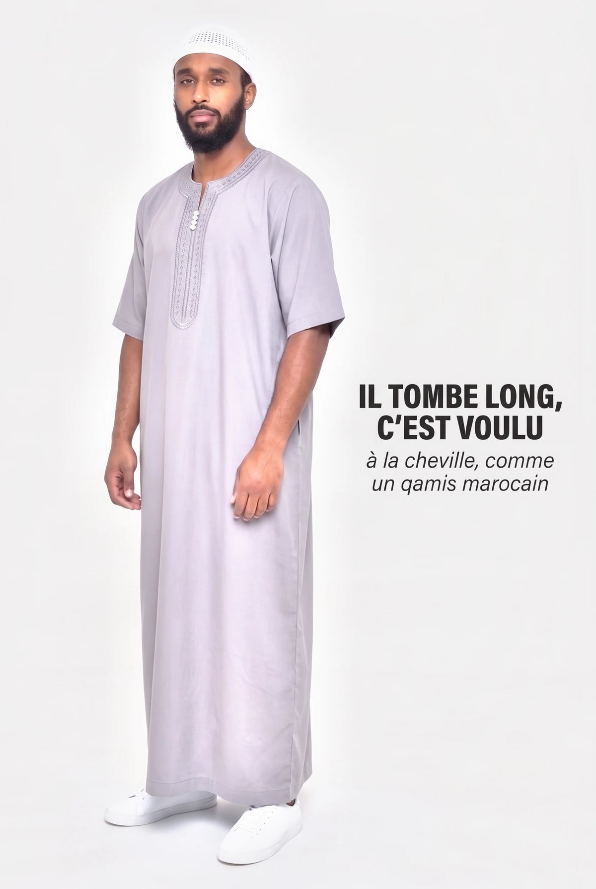 Qamis Issam gris vu de trois quarts, longueur cheville et coupe droite
