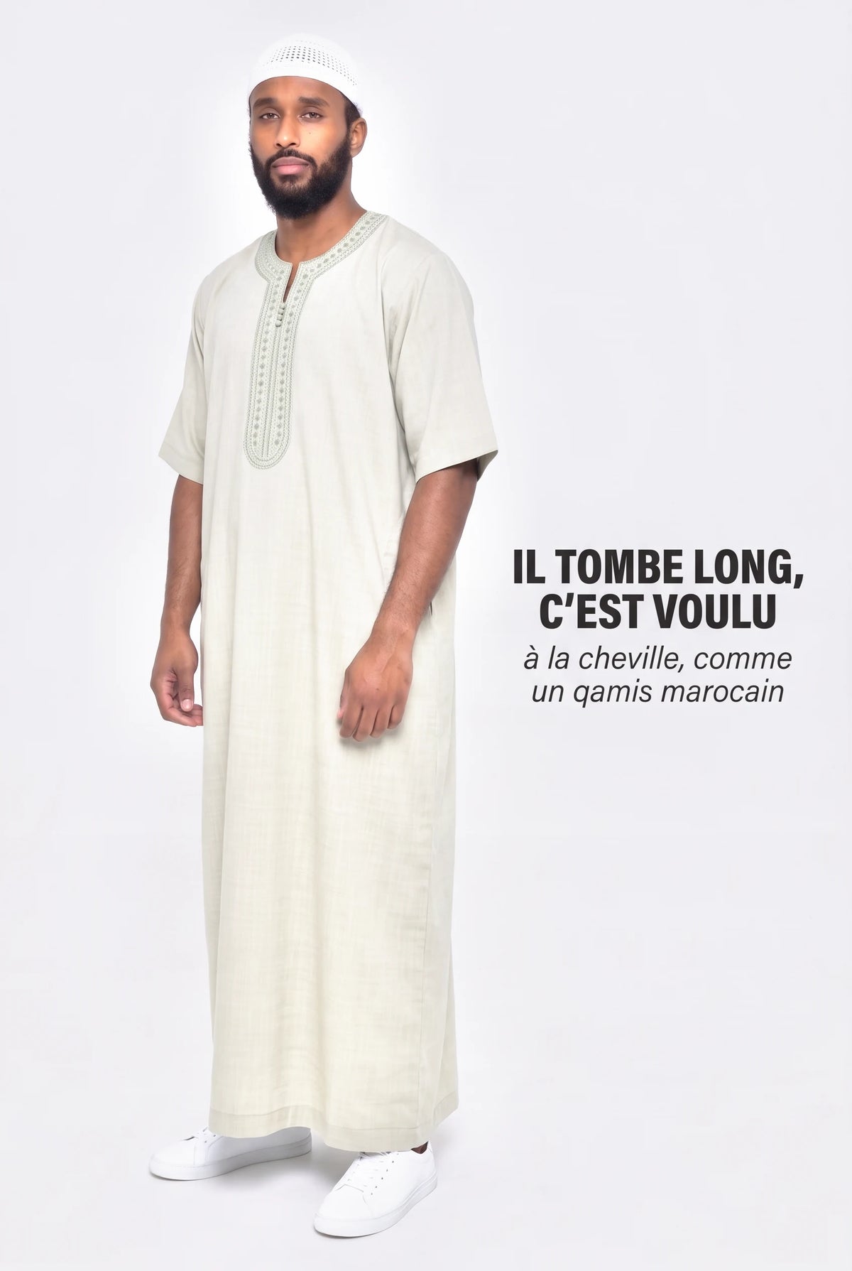 Qamis Issam vert sauge vu de trois quarts, longueur cheville et coupe droite