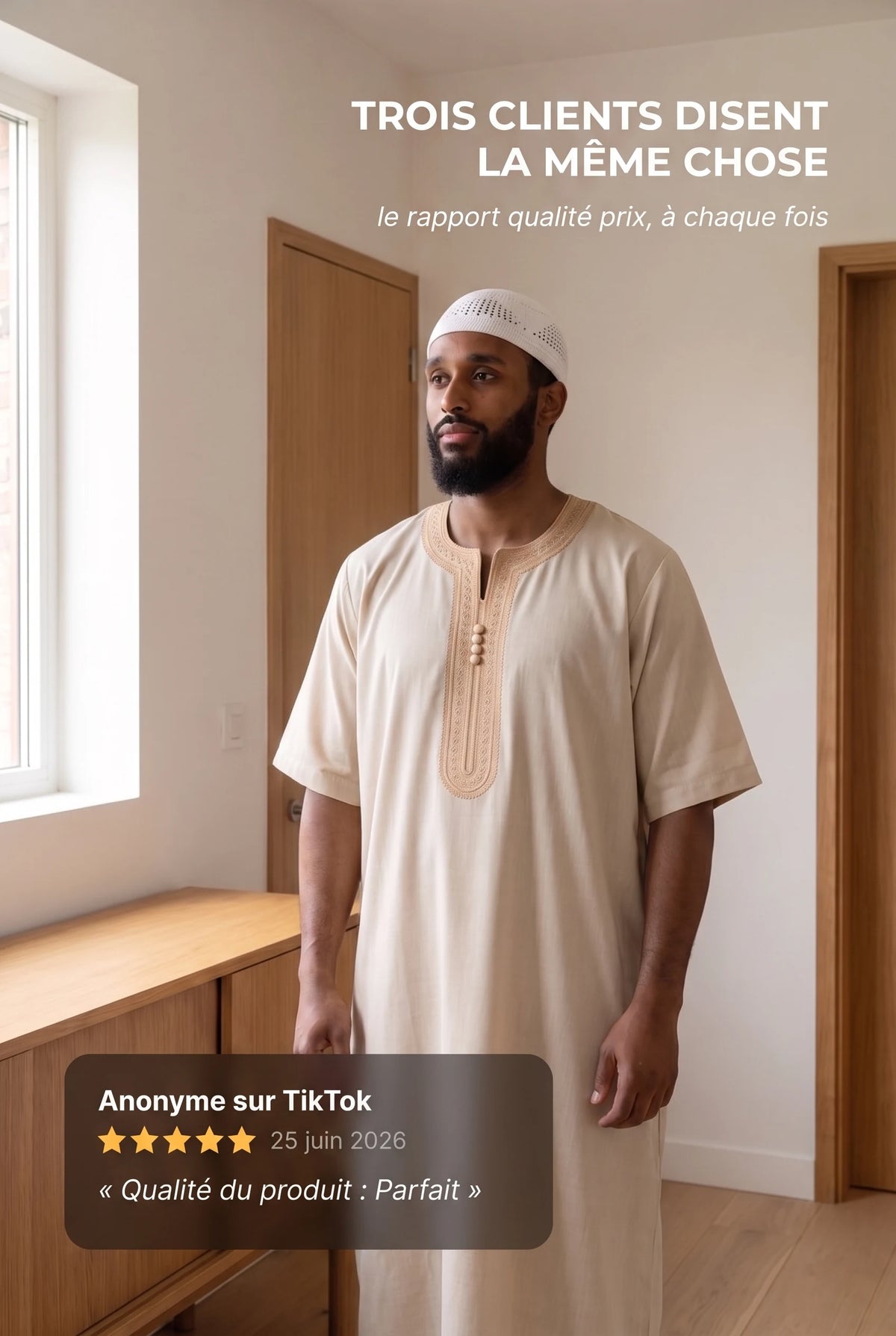 Qamis marocain beige sable Issam porté en intérieur, avec un avis client