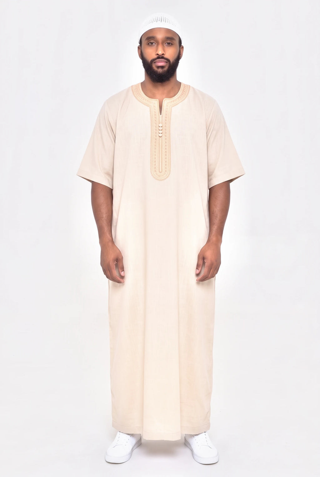 Qamis marocain beige sable Issam porté, manches courtes et col rond brodé ton sur ton