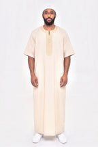 Qamis marocain beige sable Issam porté, manches courtes et col rond brodé ton sur ton