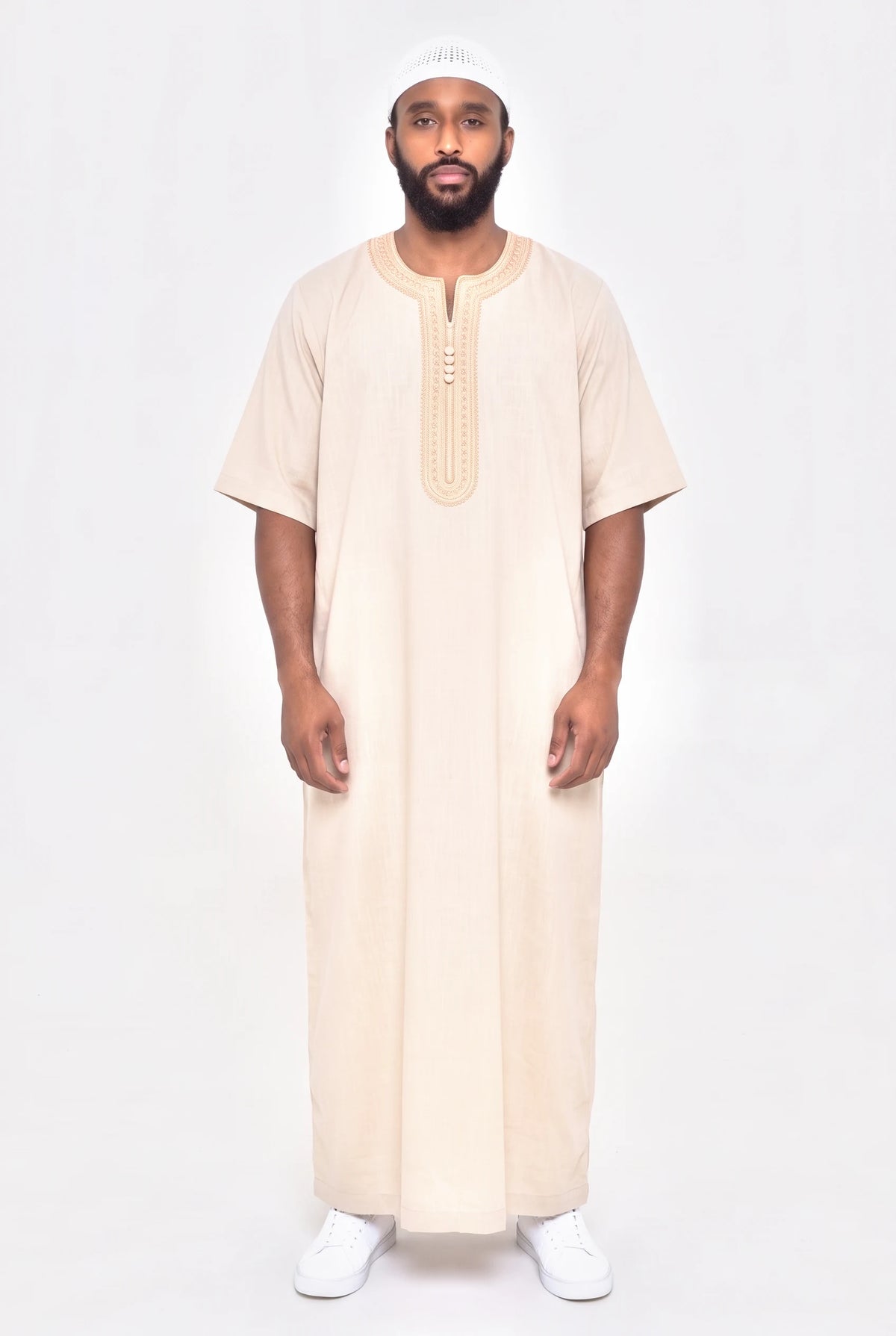 Qamis marocain beige sable Issam porté, manches courtes et col rond brodé ton sur ton