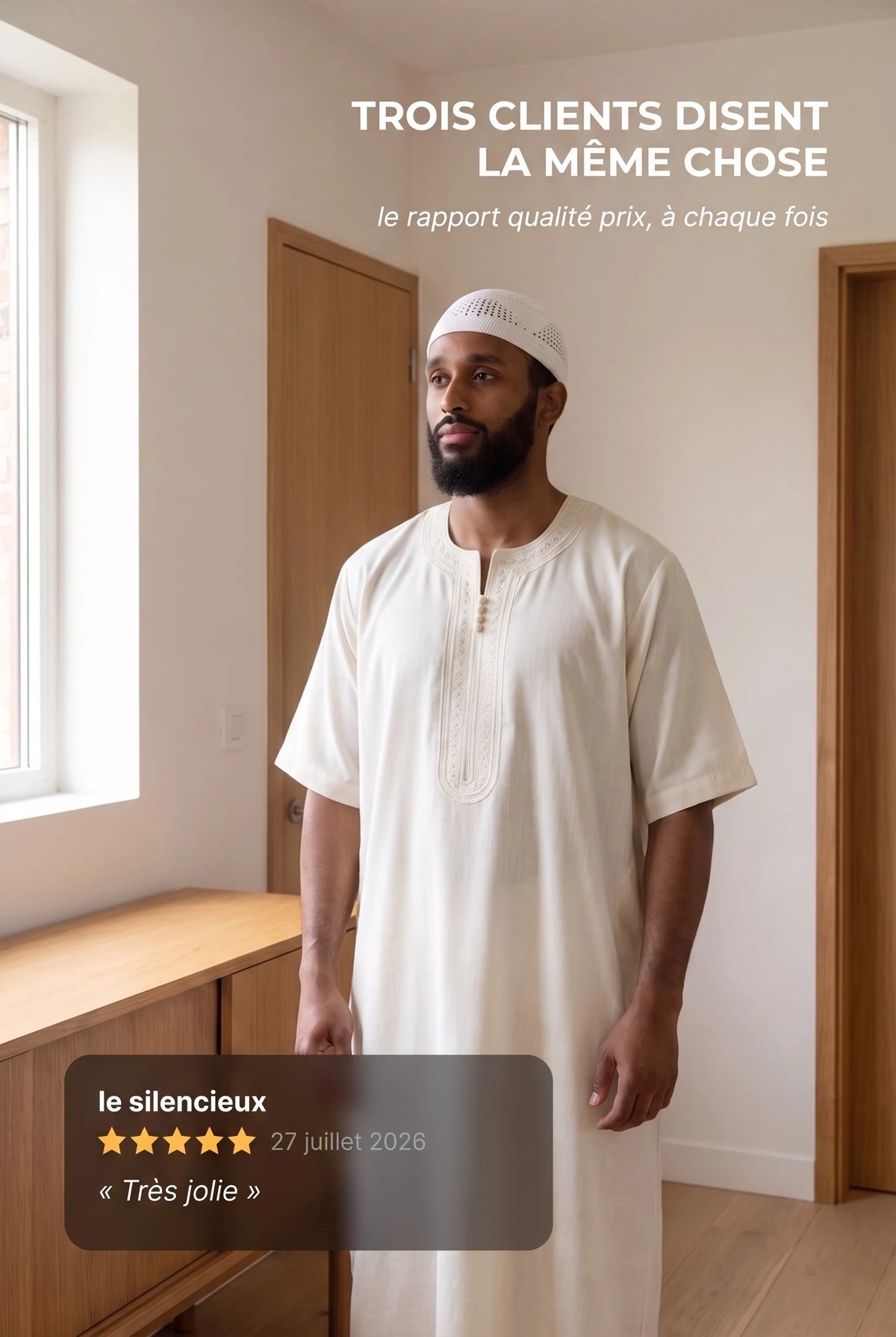 Qamis marocain blanc cassé Issam porté en intérieur, avec un avis client