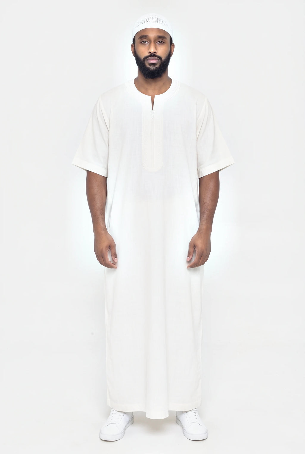 Qamis marocain blanc cassé Issam porté, manches courtes et col rond brodé ton sur ton