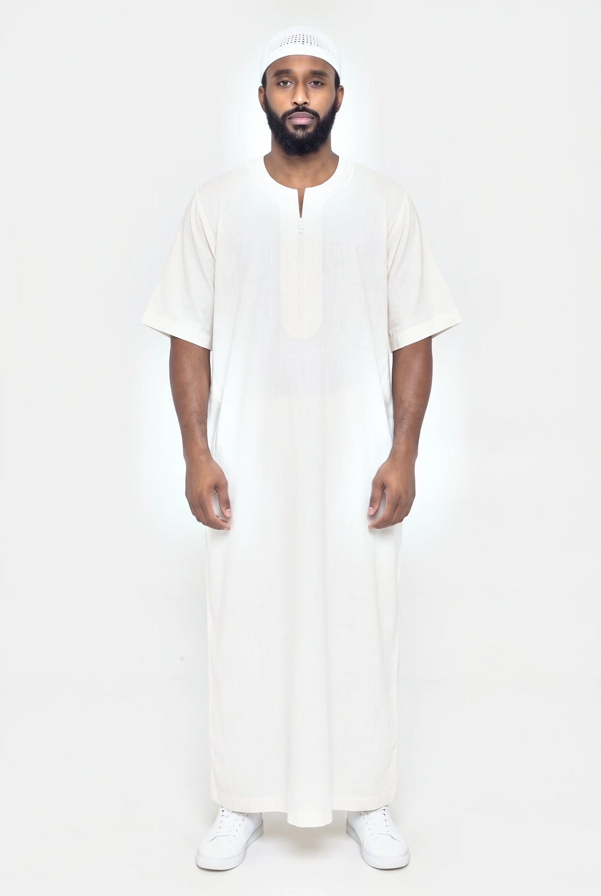 Qamis marocain blanc cassé Issam porté, manches courtes et col rond brodé ton sur ton