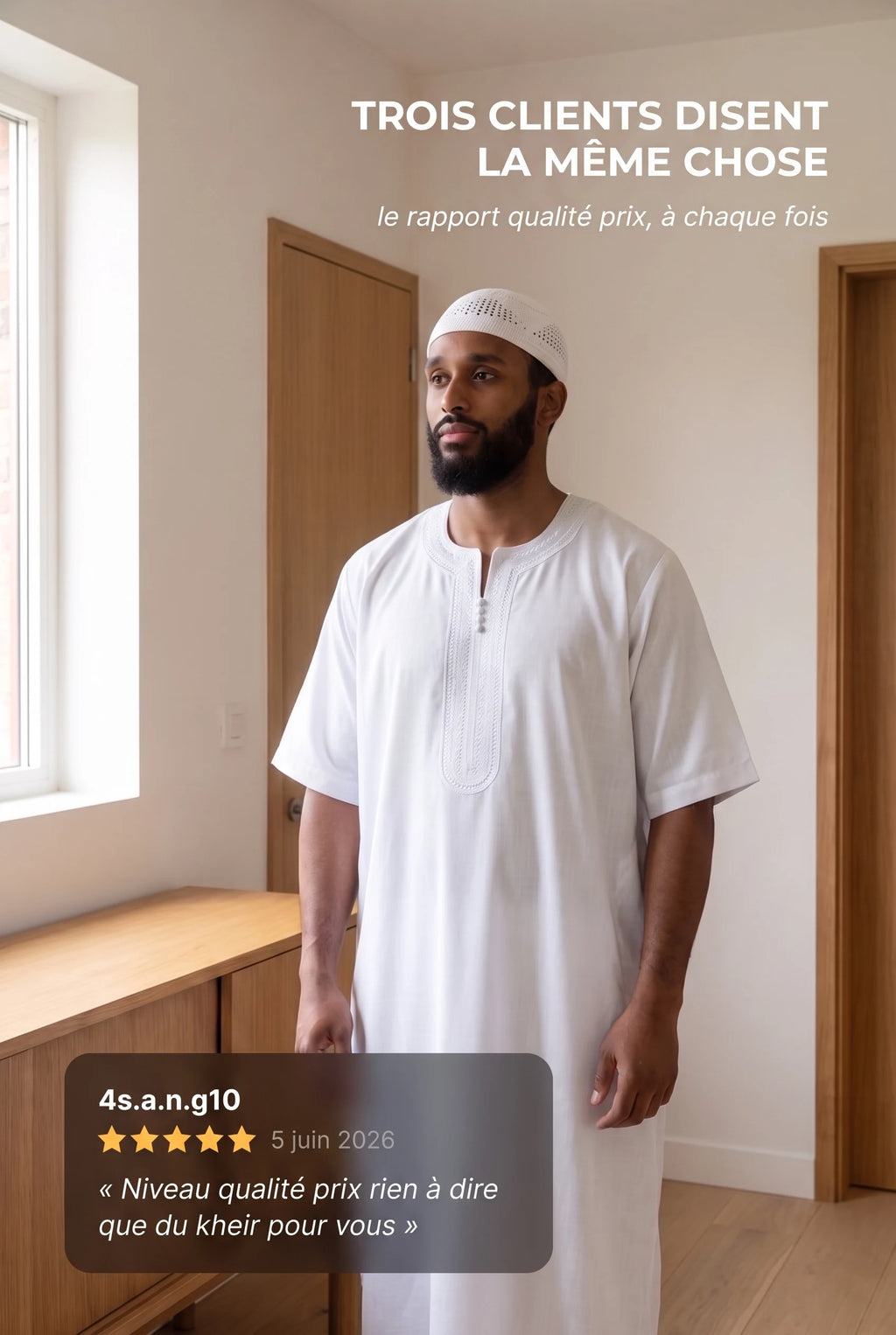 Qamis marocain blanc Issam porté en intérieur, avec un avis client