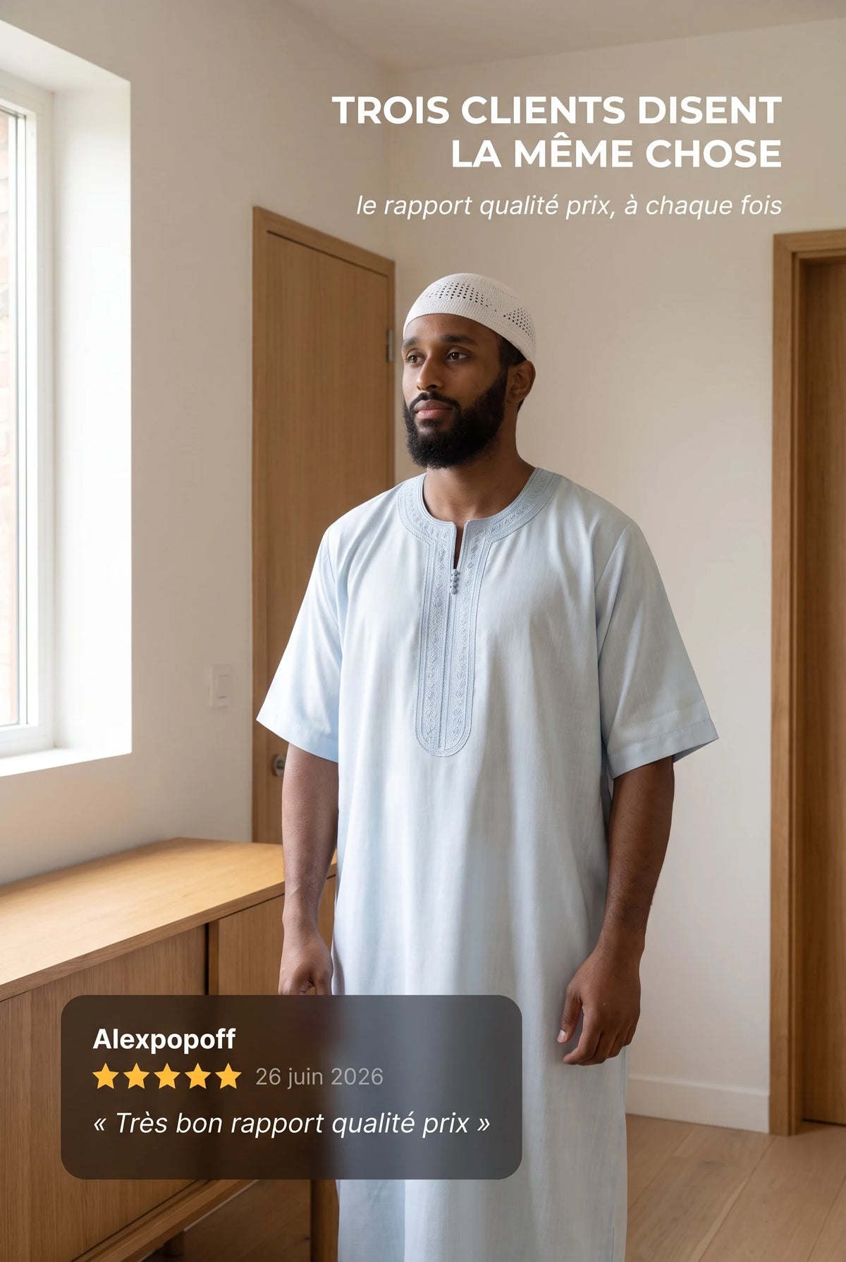 Qamis marocain bleu clair Issam porté en intérieur, avec un avis client