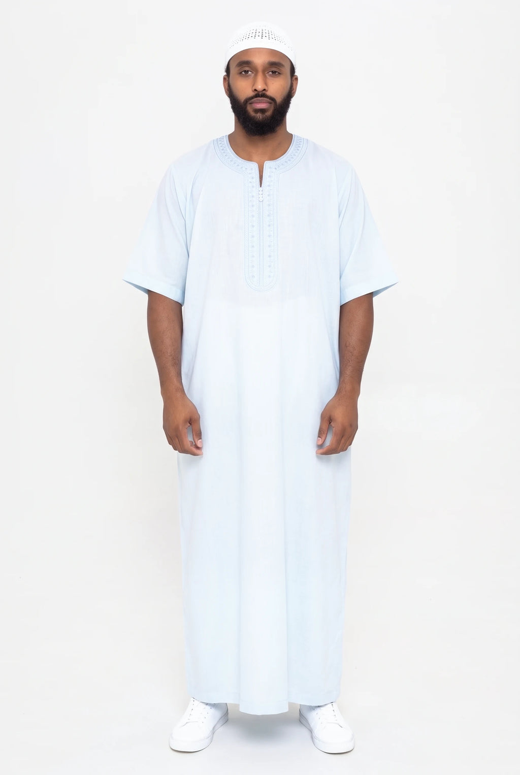 Qamis marocain bleu clair Issam porté, manches courtes et col rond brodé ton sur ton