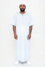 Qamis marocain bleu clair Issam porté, manches courtes et col rond brodé ton sur ton