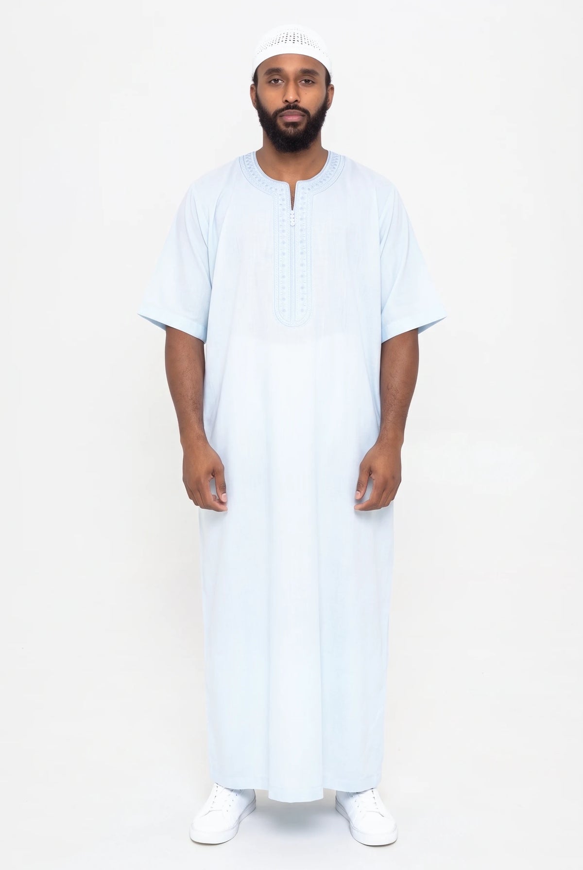 Qamis marocain bleu clair Issam porté, manches courtes et col rond brodé ton sur ton