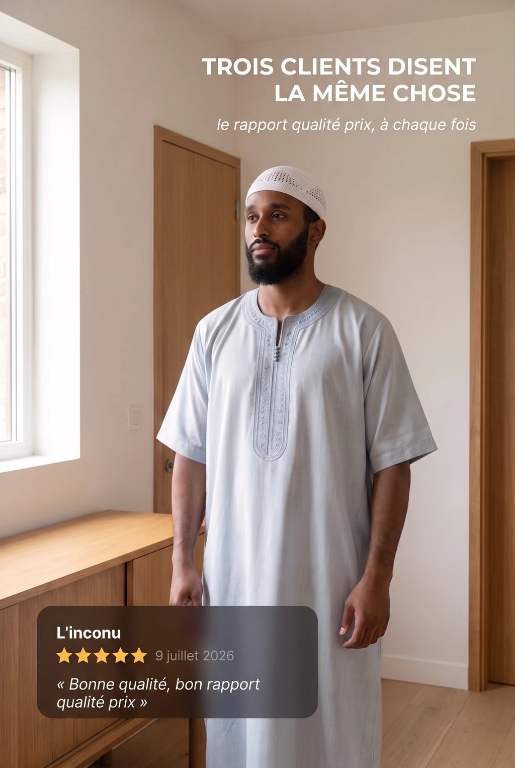 Qamis marocain gris Issam porté en intérieur, avec un avis client