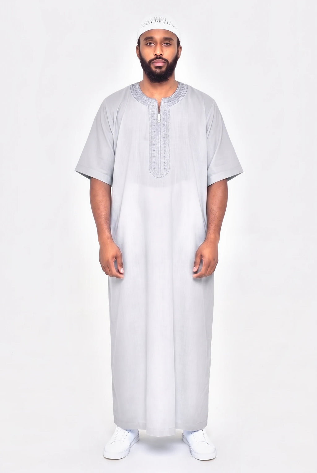 Qamis marocain gris Issam porté, manches courtes et col rond brodé ton sur ton