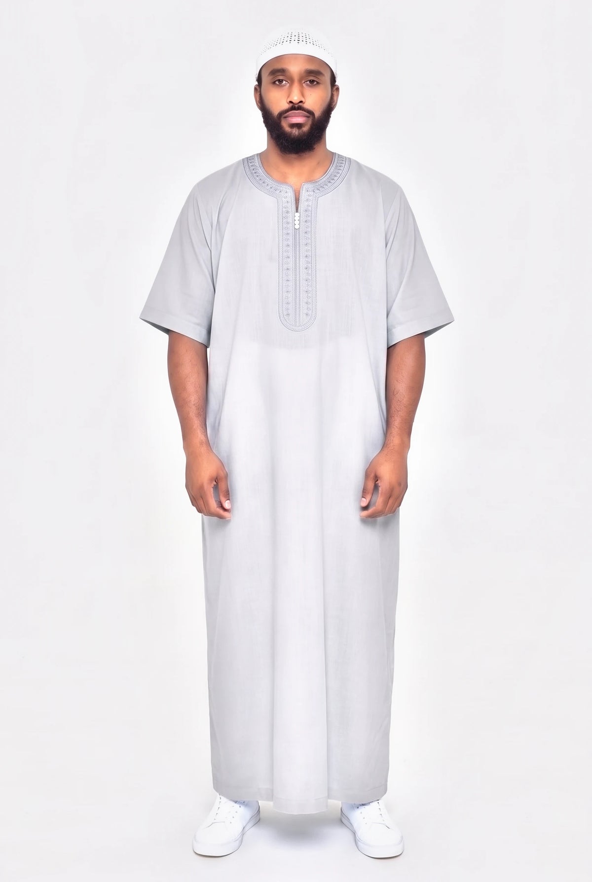 Qamis marocain gris Issam porté, manches courtes et col rond brodé ton sur ton