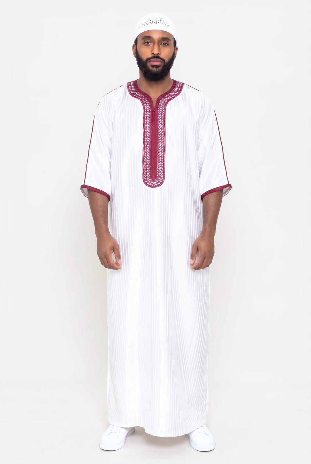 Qamis marocain satiné blanc Jad porté, manches 3/4 et plastron brodé bordeaux