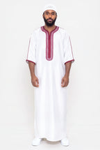 Qamis marocain satiné blanc Jad porté, manches 3/4 et plastron brodé bordeaux