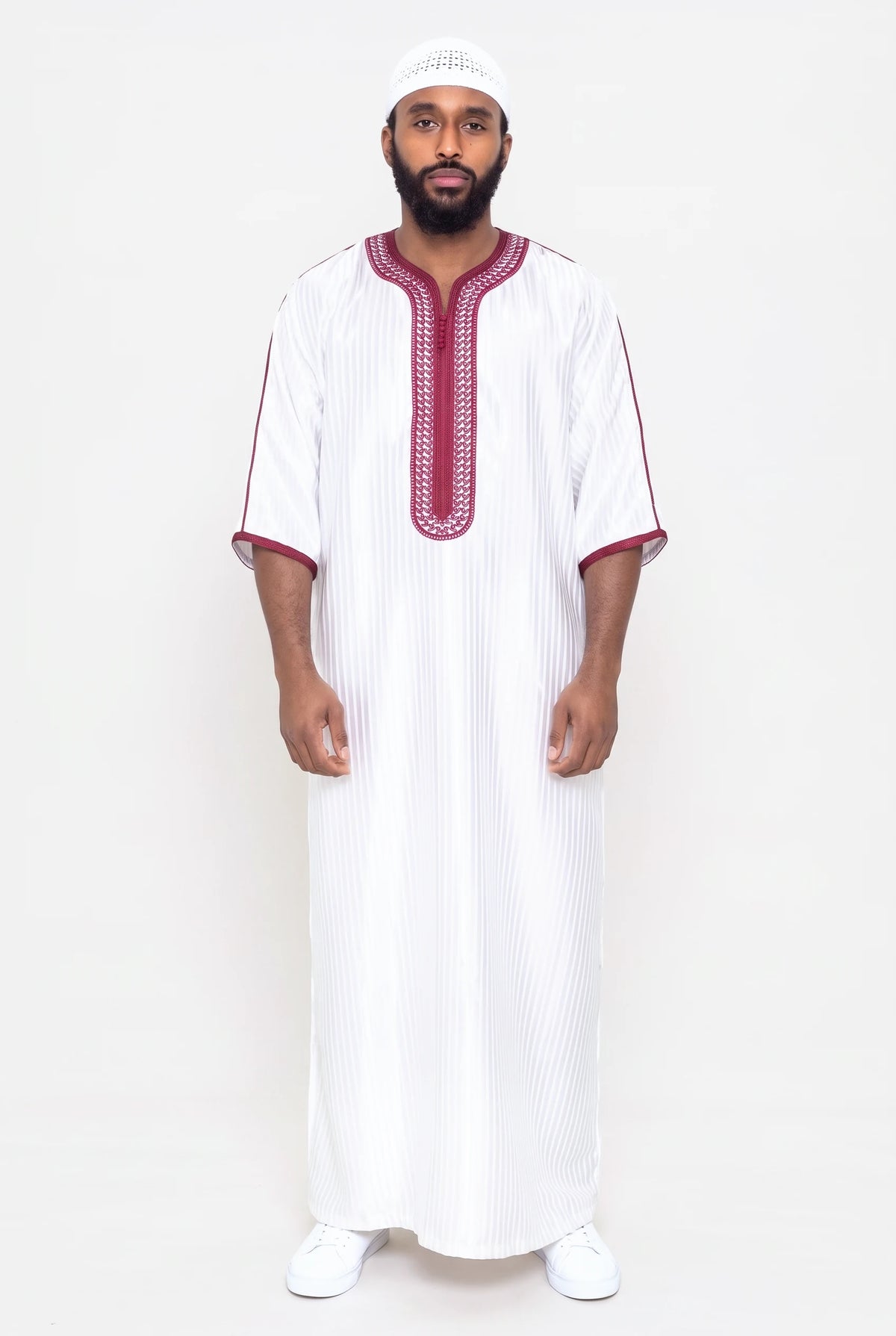 Qamis marocain satiné blanc Jad porté, manches 3/4 et plastron brodé bordeaux