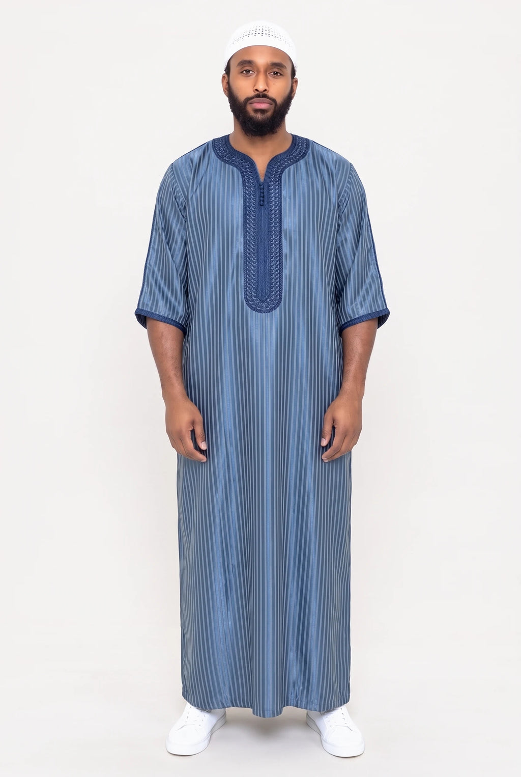 Qamis marocain satiné bleu Jad porté, manches 3/4 et plastron brodé bleu marine