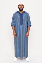Qamis marocain satiné bleu Jad porté, manches 3/4 et plastron brodé bleu marine