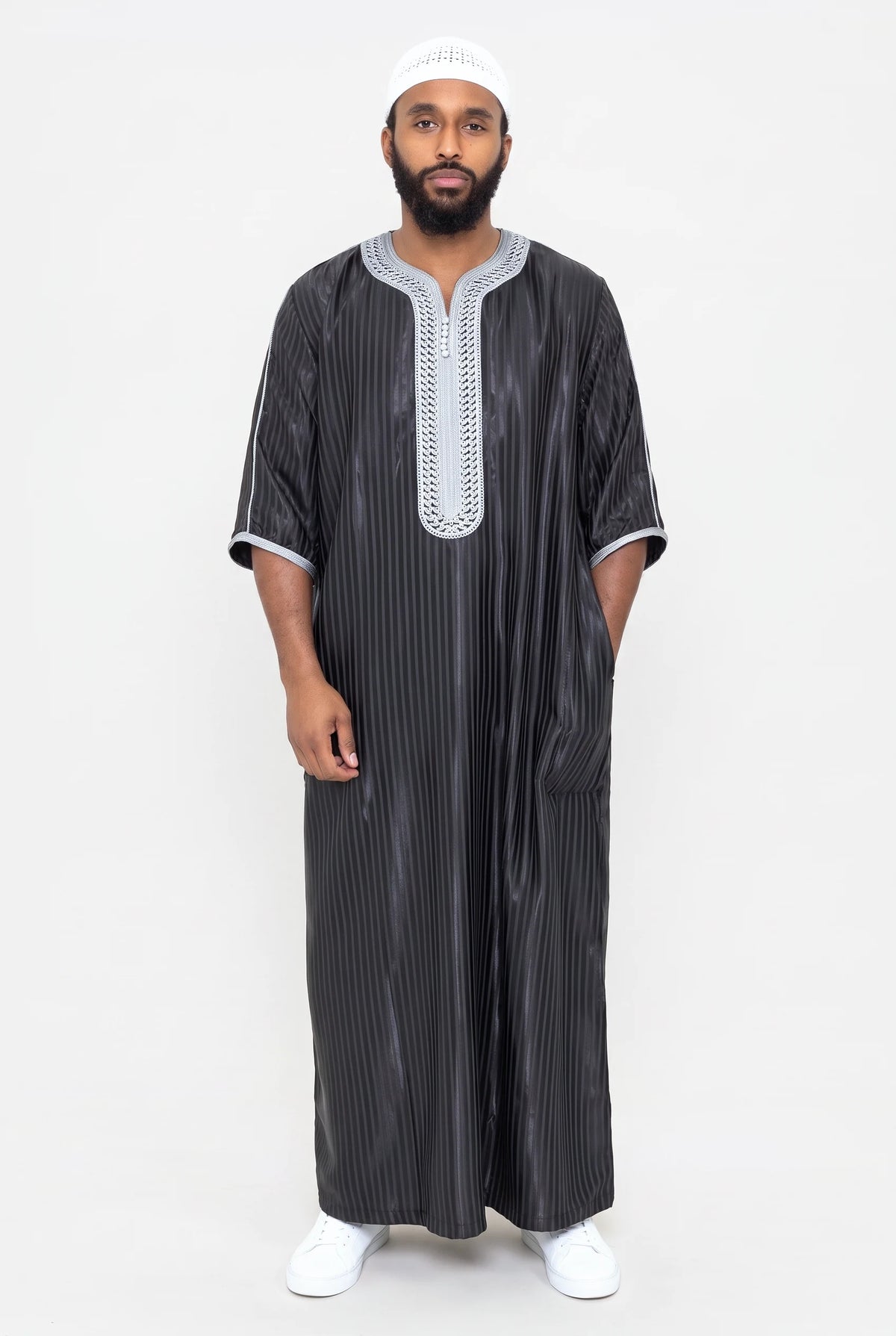 Qamis marocain satiné noir Jad porté, manches 3/4 et plastron brodé argent