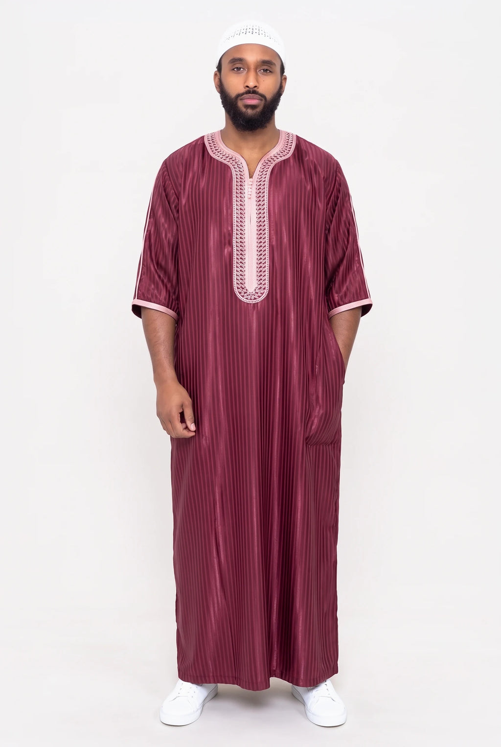 Qamis marocain satiné rouge bordeaux Jad porté, manches 3/4 et plastron brodé rose
