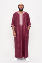 Qamis marocain satiné rouge bordeaux Jad porté, manches 3/4 et plastron brodé rose