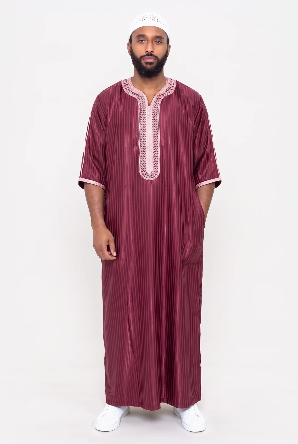 Qamis marocain satiné rouge bordeaux Jad porté, manches 3/4 et plastron brodé rose