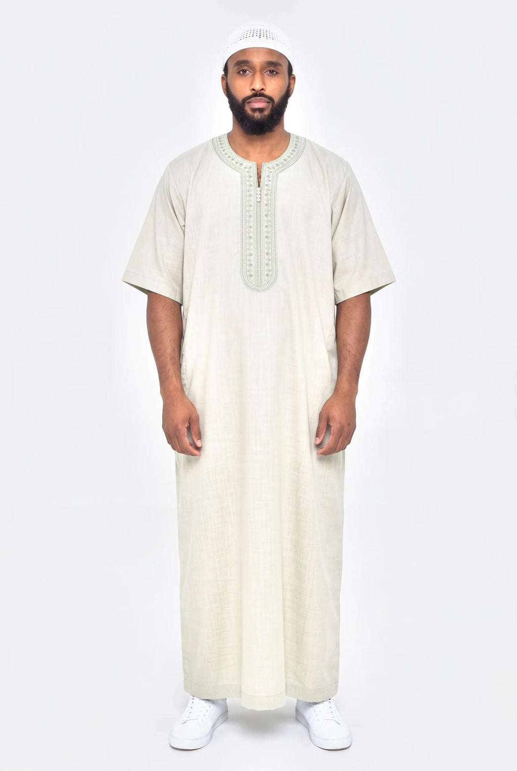 Qamis marocain vert sauge Issam porté, manches courtes et col rond brodé ton sur ton