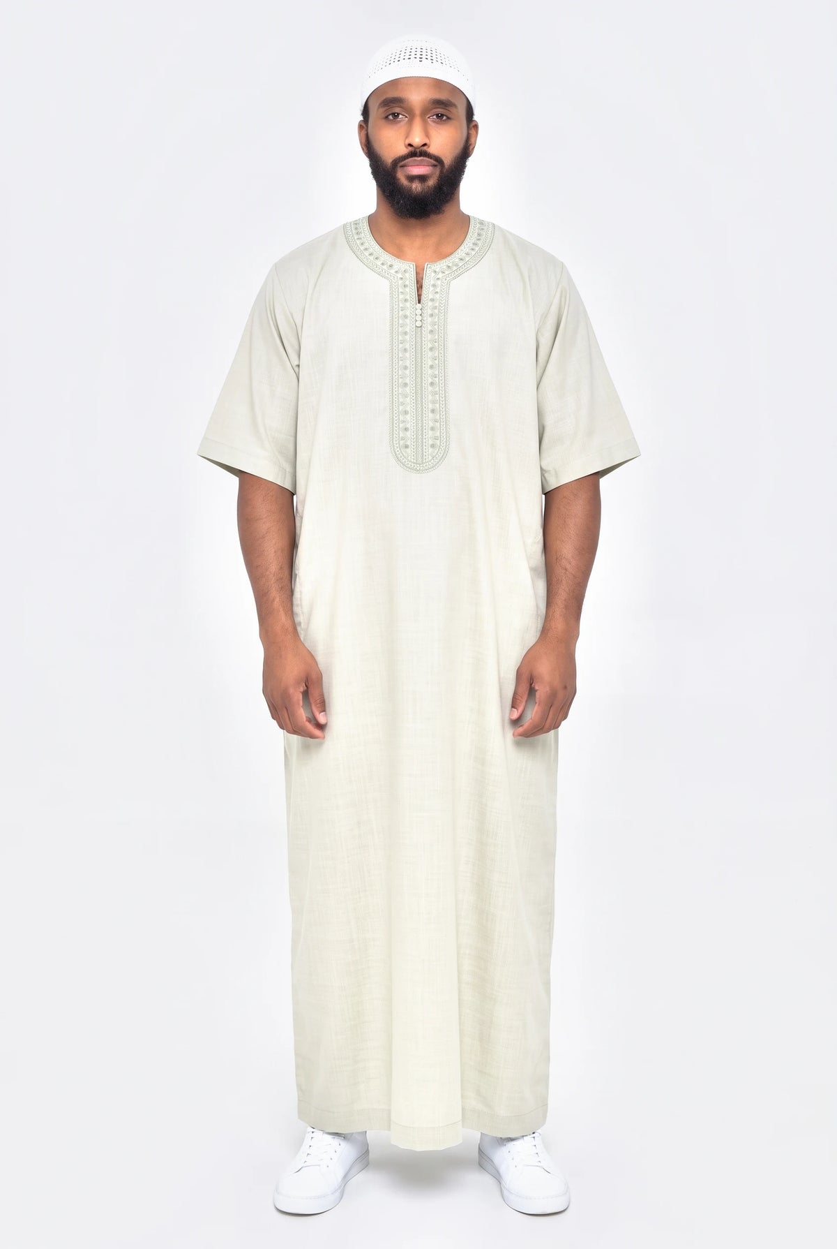 Qamis marocain vert sauge Issam porté, manches courtes et col rond brodé ton sur ton