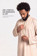 Fermeture zippée du qamis Mehdi beige, sous le plastron brodé or