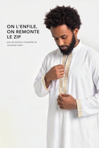 Fermeture zippée du qamis Mehdi blanc, sous le plastron brodé or