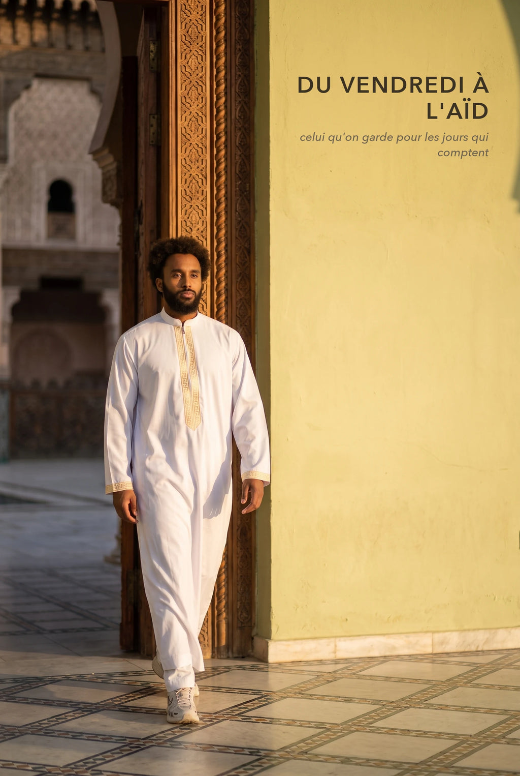 Qamis Mehdi blanc porté à la sortie de la mosquée, du vendredi à l'Aïd